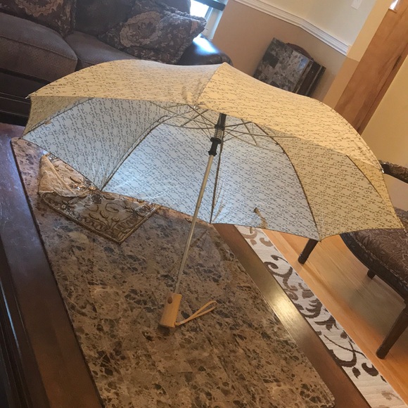 Vintage Oscar de la Renta beige umbrella
